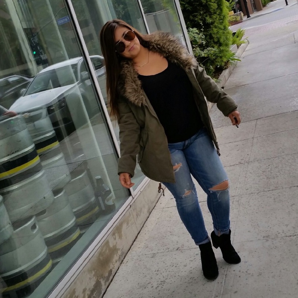 Hunter green mid length jacket. Faux fur collar.